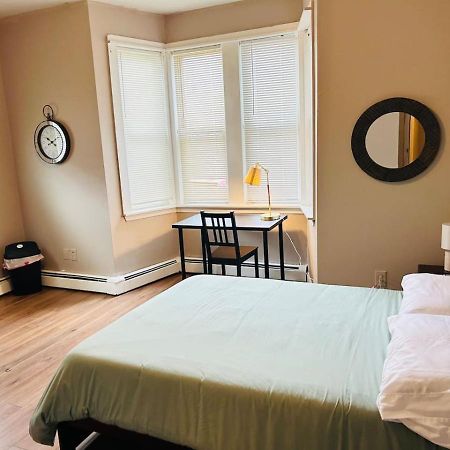 Nice Big Room Near Whole Foods, Brown University With Shared Bathroom And Kitchen Providence Exteriör bild