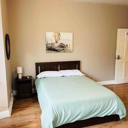 Nice Big Room Near Whole Foods, Brown University With Shared Bathroom And Kitchen Providence Exteriör bild